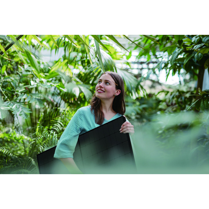 SunCatcher Glas-Glas-Modul im Einsatz, getragen von einer Frau im Garten