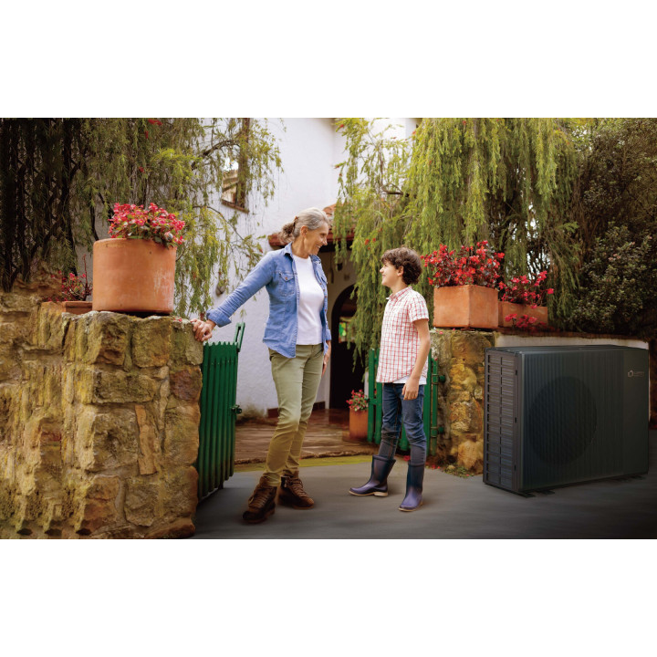 SunHeater Wärmepumpe vor einem Wohnhaus im Garten